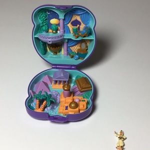 1995 Disney Blue Bird Polly Pocket Aladdin Compact with Aladdin figure